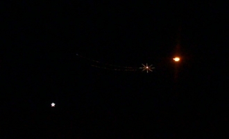 Vista_delle_stelle,_quella_di_pievebelvicino_a_sinistra_in_basso_e_la_grande_stella_cometa